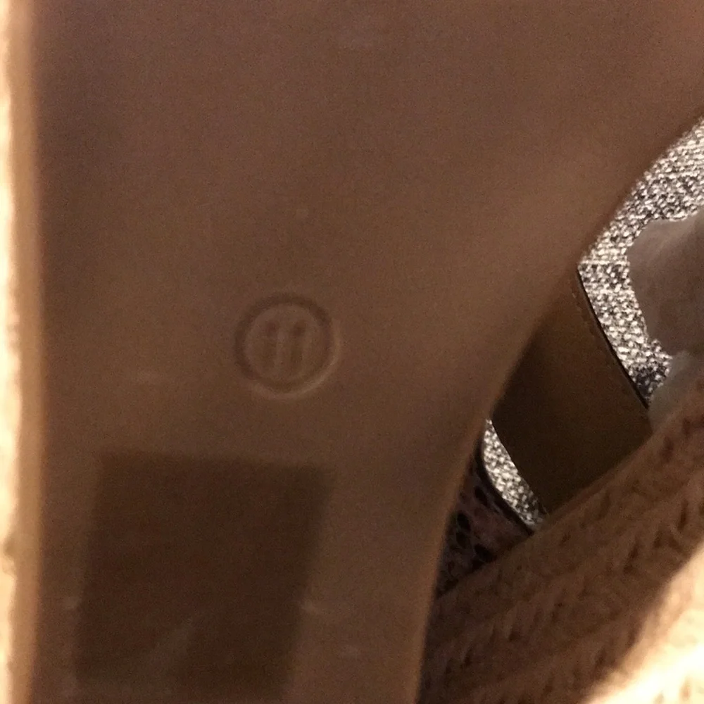 NWT Two Lips Too Beckie Wedges